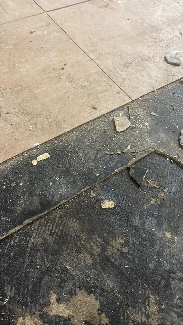 Black bitumen mastic floor removal in a N5 flat